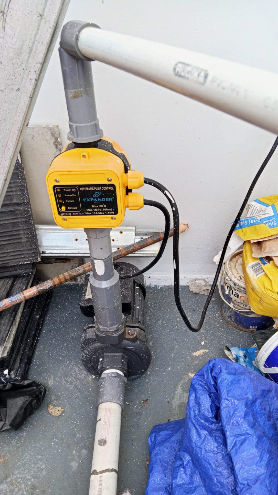 Teknisi Bekerja Profesional